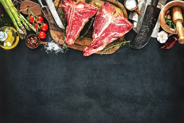 Filetes de hueso T crudos y secos para parrilla —  Fotos de Stock