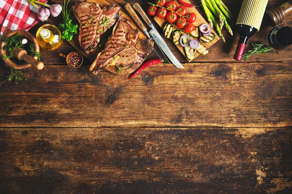 新鮮なハーブとグリルの t-ボーン ステーキ、野菜 ans ワイン ボット — ストック写真