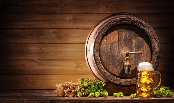 Oktoberfest barril de cerveza y vaso de cerveza — Foto de Stock