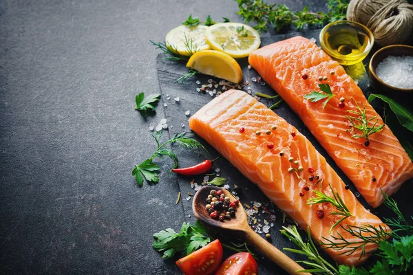 Filete de salmón fresco con hierbas aromáticas, especias y verduras —  Fotos de Stock