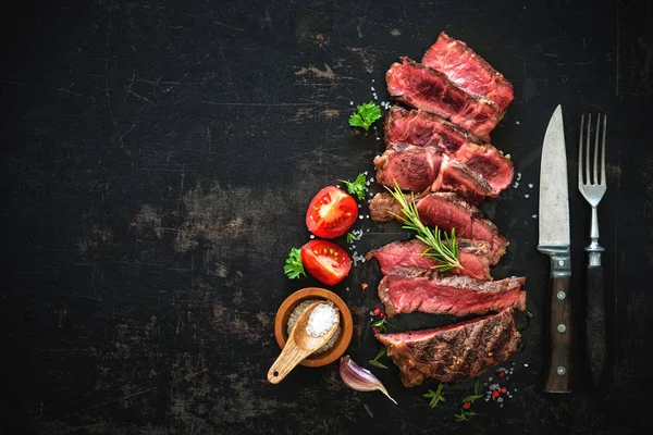 ミディアムレアの焼き牛肉リブアイ ステーキのスライス — ストック写真