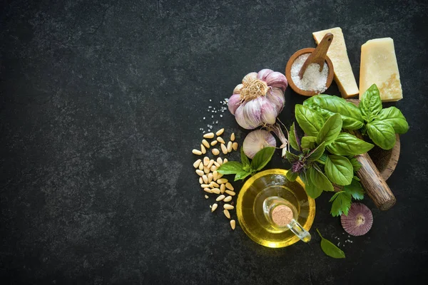 Ingredienser till hemlagad grön basilikapesto — Stockfoto