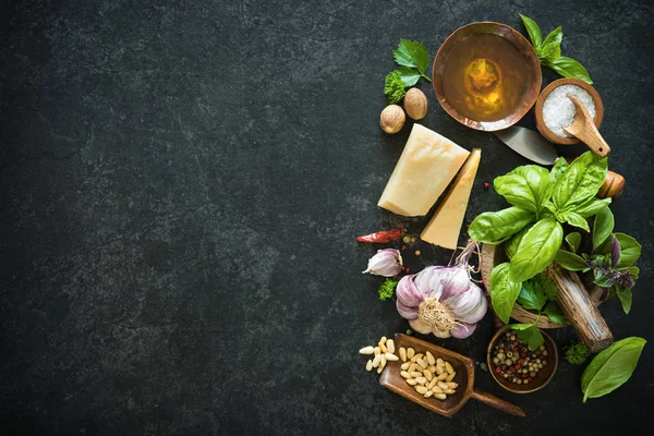 Ingredientes para pesto de manjericão verde caseiro — Fotografia de Stock