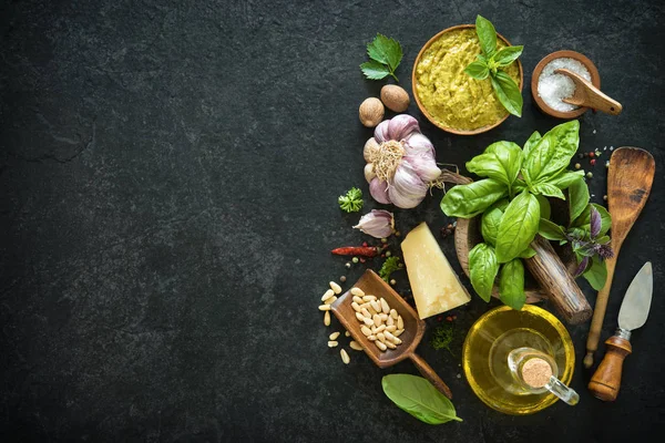 Ingredientes para pesto de manjericão verde caseiro — Fotografia de Stock