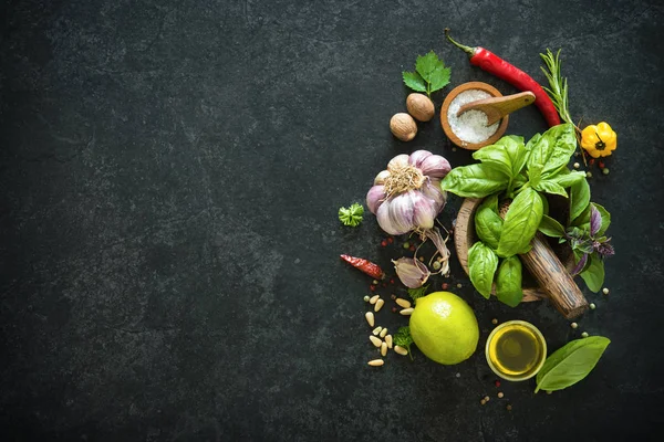 Gyógynövények és fűszerek, a fekete kő asztal — Stock Fotó