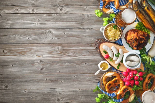 Oktoberfest bier, zoutjes en verschillende Beierse specialiteiten — Stockfoto