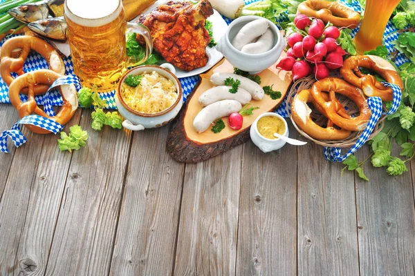 Oktoberfest bier, zoutjes en verschillende Beierse specialiteiten — Stockfoto