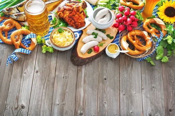 Cerveza Oktoberfest, pretzels y varias especialidades bávaras —  Fotos de Stock