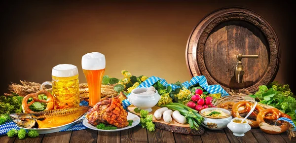 Пива Октоберфест, кренделі і різні фірмові страви Баварії — стокове фото