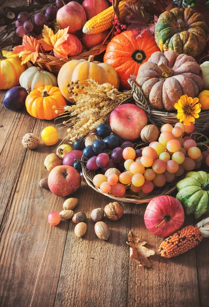 Hösten thanksgiving stilleben på träbord — Stockfoto