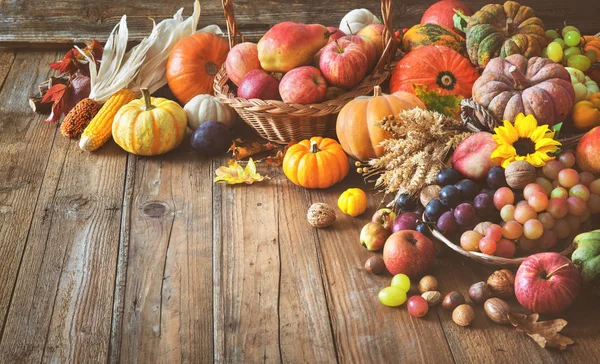 Herfst thanksgiving stilleven op houten tafel — Stockfoto