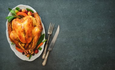 Şükran günü ya da Noel için kavrulmuş hindi