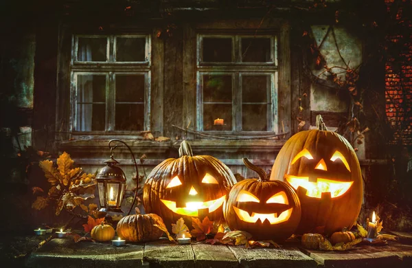Vela acesa abóboras de Halloween — Fotografia de Stock