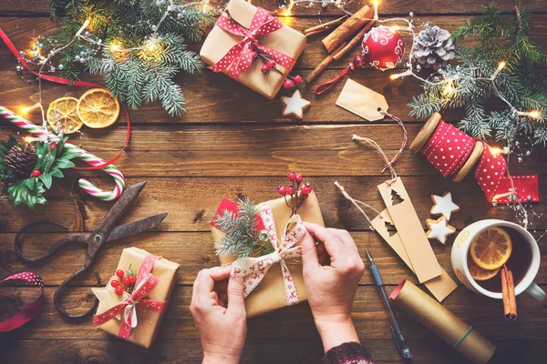 Mãos femininas embrulhando Natal férias presentes artesanais — Fotografia de Stock
