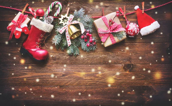 Праздничный фон с рождественскими подарками, аксессуарами и украшениями Санта-Клауса — стоковое фото