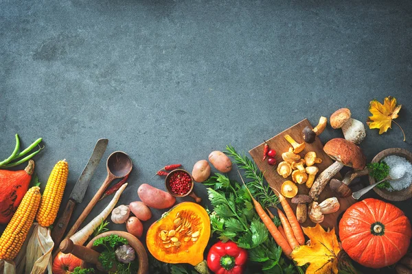 Tradiční podzimní zelenina ingredience pro chutné díkůvzdání nebo vánoční pokrmy — Stock fotografie