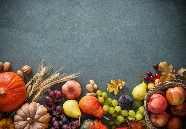 Autumn fruits and pumpkins with fallen leaves — Stock Photo, Image