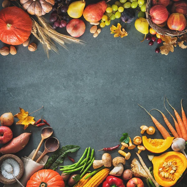 Dia de ação de graças ou fundo outonal sazonal com abóboras, legumes e frutas — Fotografia de Stock