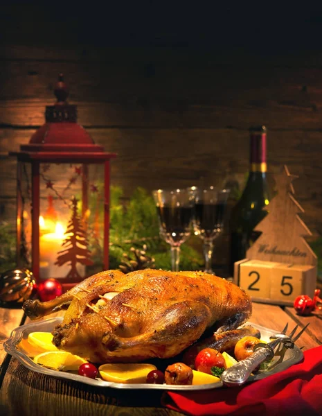 Pato de Navidad asado con manzanas — Foto de Stock