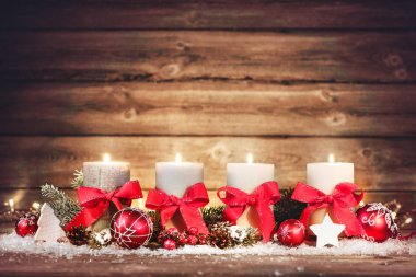dört yanan mumlar ile Noel dekorasyon.
