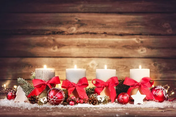 Adventliche Dekoration mit vier brennenden Kerzen. — Stockfoto