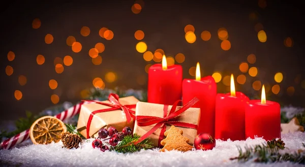 Адвент украшения с четырьмя горящими свечами и подарочные коробки — стоковое фото