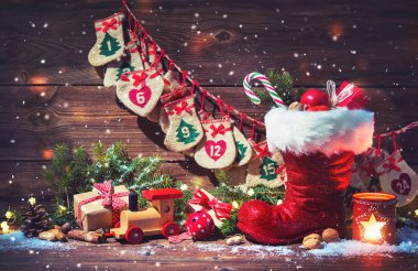 Varış takvimi ve Noel Baba'nın ayakkabı rustik ahşap bac hediyeler ile