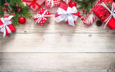 Tahtada kırmızı hediye kutularıyla Noel arkaplanı