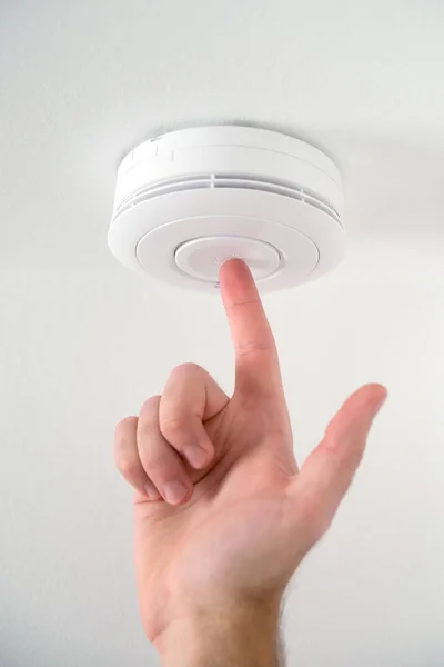 Homem instalando detector de fumaça — Fotografia de Stock