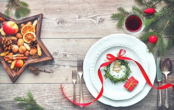 Serviert Tisch elegant mit Weihnachtsdekoration arrangiert — Stockfoto