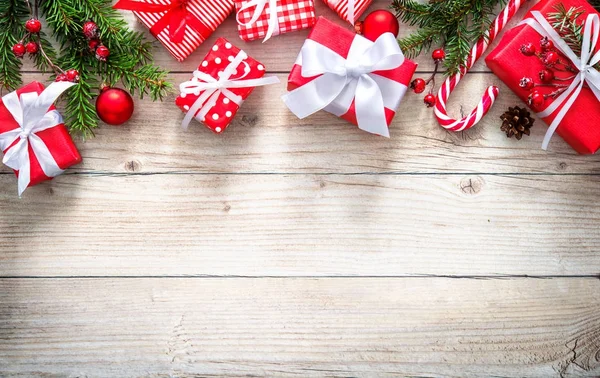 Fundo de Natal com caixas de presente vermelho na placa de madeira — Fotografia de Stock