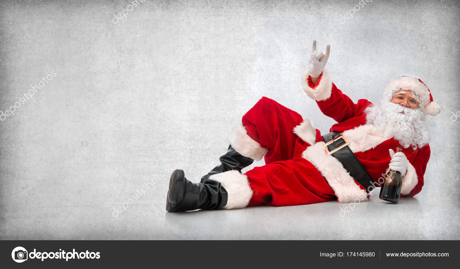 Дед мороз лежит. Дед мороз на шезлонге. Дед мороз лежит. Дед мороз отдыхает. Картинка дед мороз лежит на море.