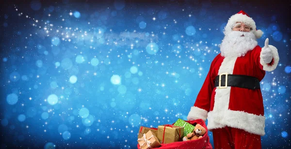 Père Noël avec un sac plein de cadeaux — Photo