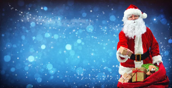 Санта Клаус з мішком, повним подарунків — стокове фото