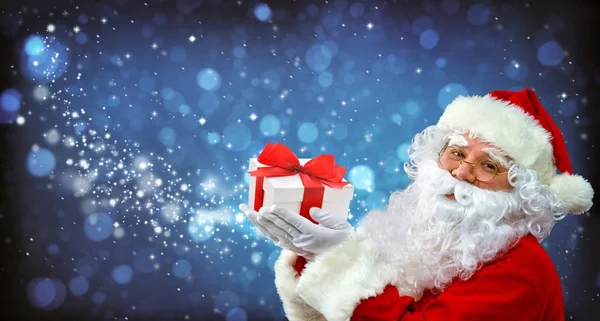 Papai Noel com luz mágica em suas mãos — Fotografia de Stock