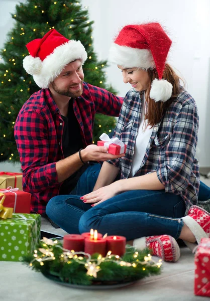 Junges Paar feiert gemeinsam Weihnachten — Stockfoto
