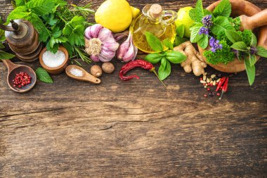 Tahta masada taze otlar ve baharatlar.