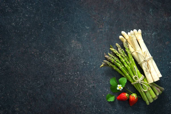 Asparagi freschi verdi e bianchi — Foto Stock