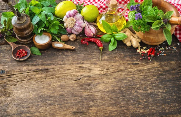 Hierbas frescas y especias en la mesa de madera — Foto de Stock