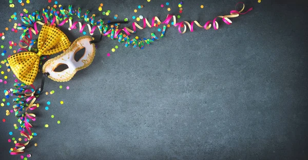Маскарадні прикраси з планерами та конфетті — стокове фото