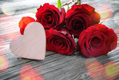 Gül ve kalp ahşap arka plan üzerinde romantik çerçeve çiçek