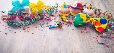 Karnaval donuts kağıt flamalar ve parti papyon ile