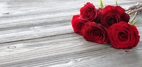 Moldura floral romântica com rosas vermelhas em fundo de madeira — Fotografia de Stock