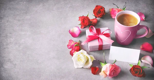 Férias fundo com caneca de café, caixa de presente, rosas coloridas e — Fotografia de Stock