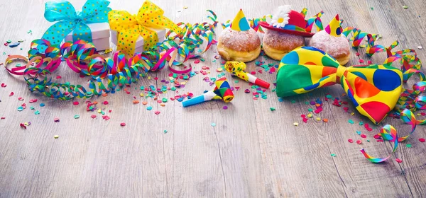 Donuts de carnaval avec banderoles en papier et noeud papillon — Photo