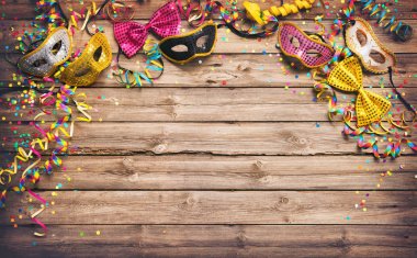 Renkli karnaval veya parti çerçeve maskeleri, flamalar ve confett