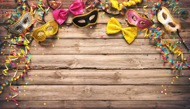 Renkli karnaval veya parti çerçeve maskeleri, flamalar ve confett