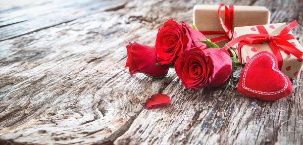 Corazón rojo con rosas y regalos — Foto de Stock