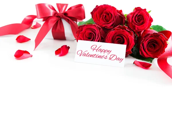 Μπουκέτο με κόκκινα τριαντάφυλλα και δώρου που απομονώνονται σε λευκό φόντο — Φωτογραφία Αρχείου