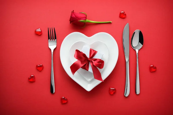 빨간색 배경에 선물 상자 휴일 테이블 설정 — 스톡 사진